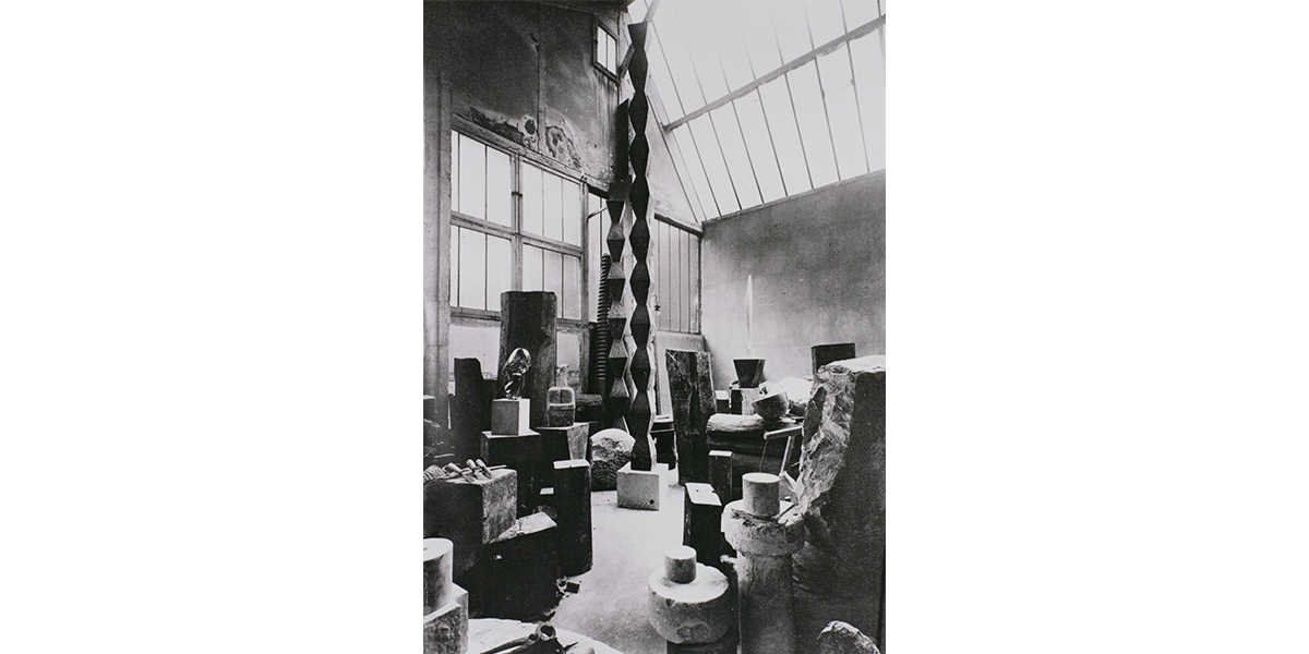 コンスタンティン・ブランクーシ《アトリエの眺め、「無限柱」、「ポガニー嬢Ⅱ」》1925年